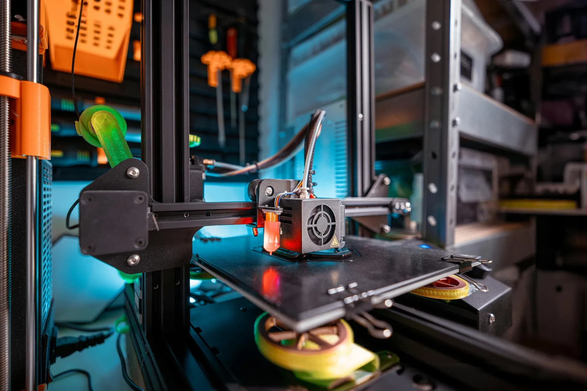 3D принтер по време на печат в работно ателие
